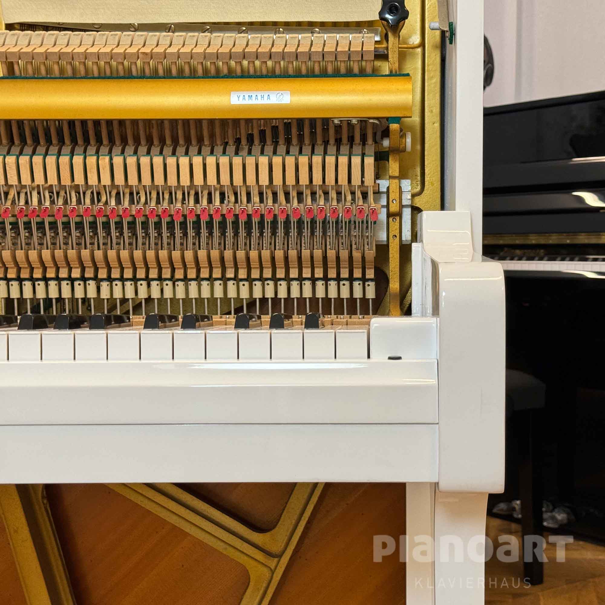 Yamaha U1 PWH Ansicht Hammerköpfe und Tastatur