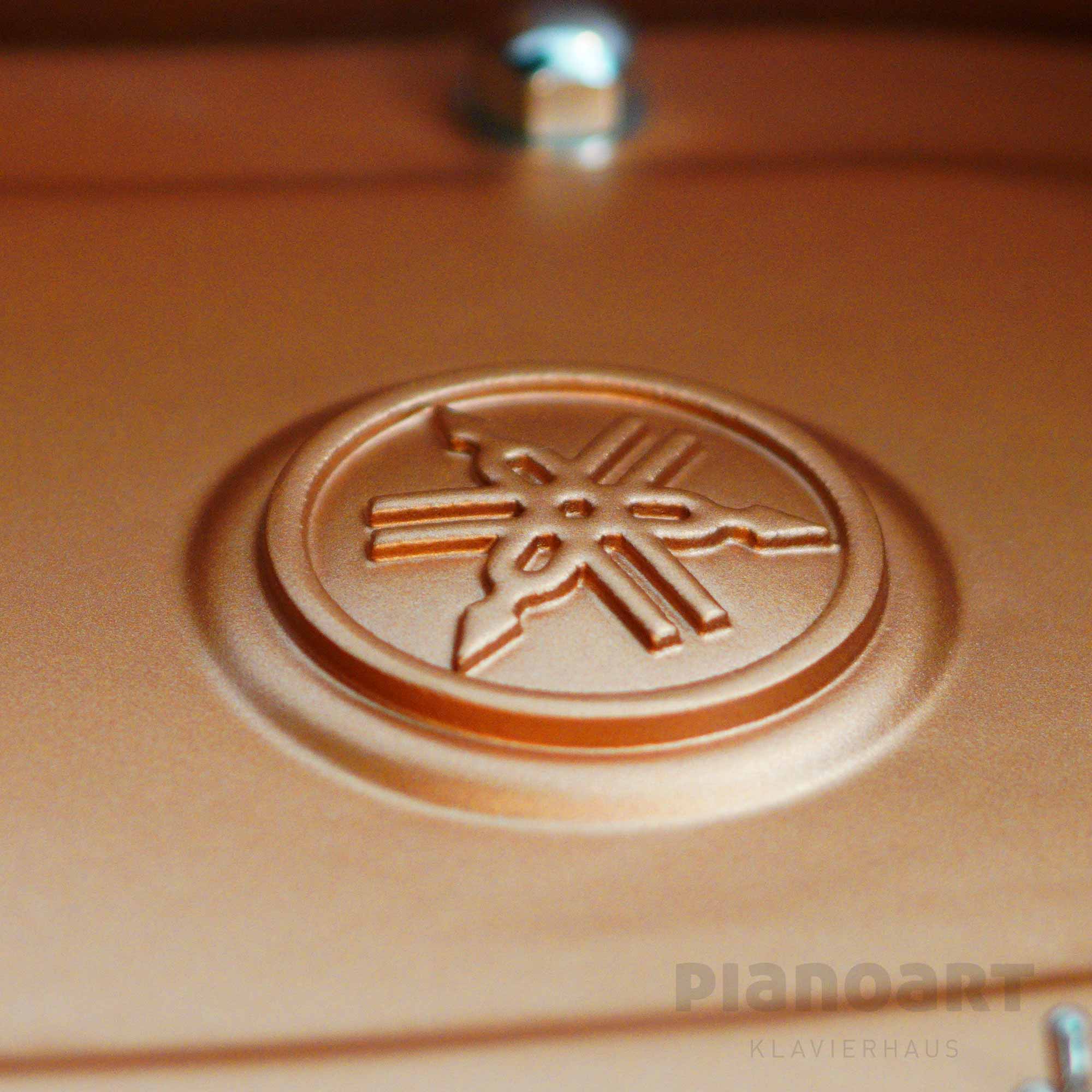 Yamaha Gussplatte Logo am Yamaha C5X Flügel