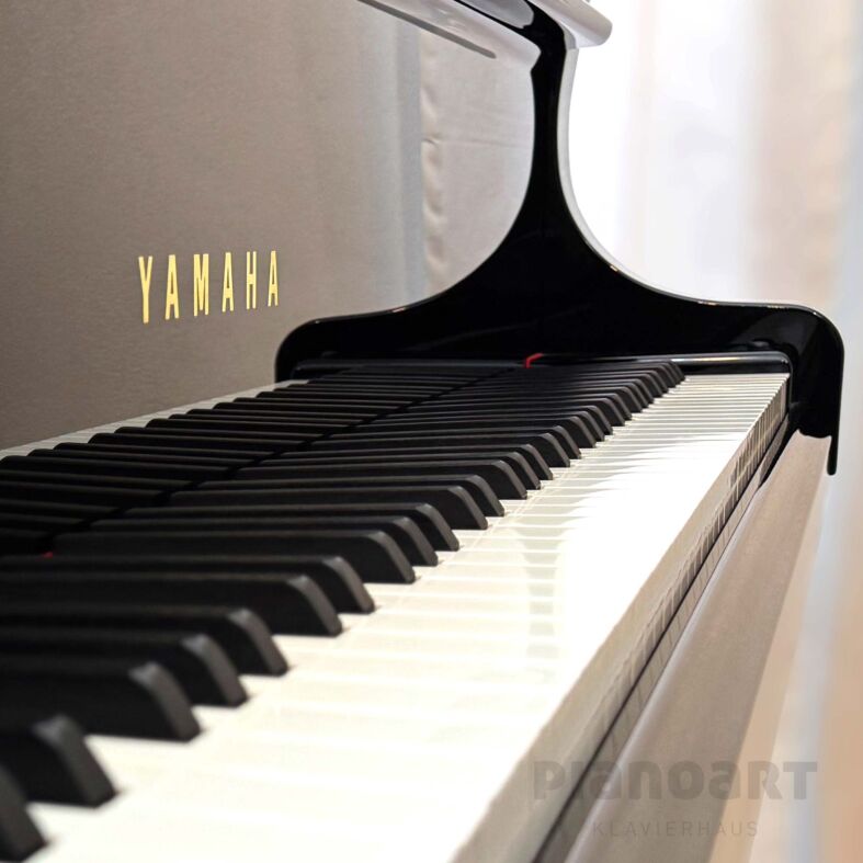 Schöner Tastenlauf eines Yamaha C5 X Flügels