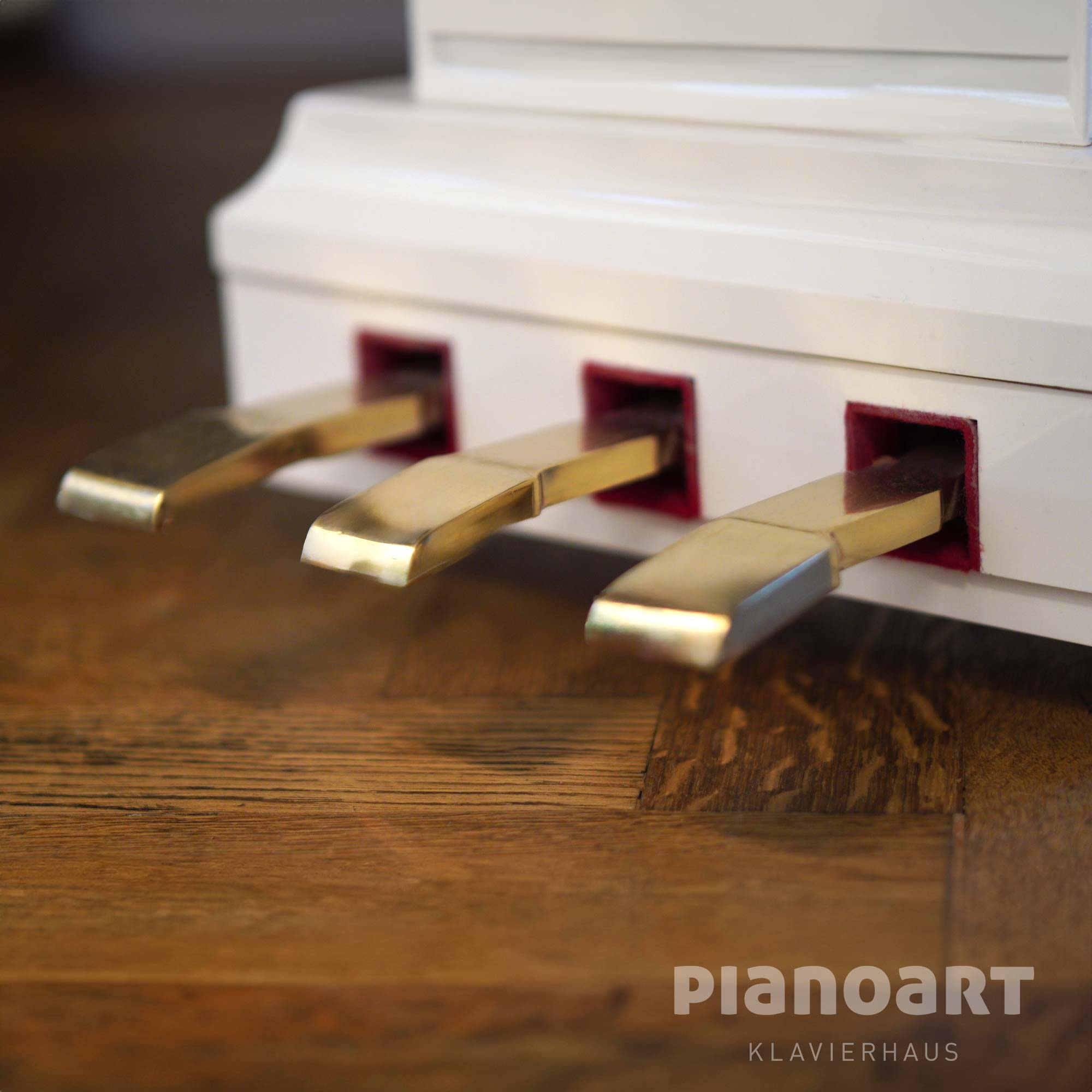 Pedale in Messing eines weißen Feurich Flügels