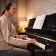 Yamaha B TC3 TransAcoustic Klavier Frau spielt