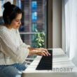Frau spielt auf einem Roland FP-40 Portable Piano
